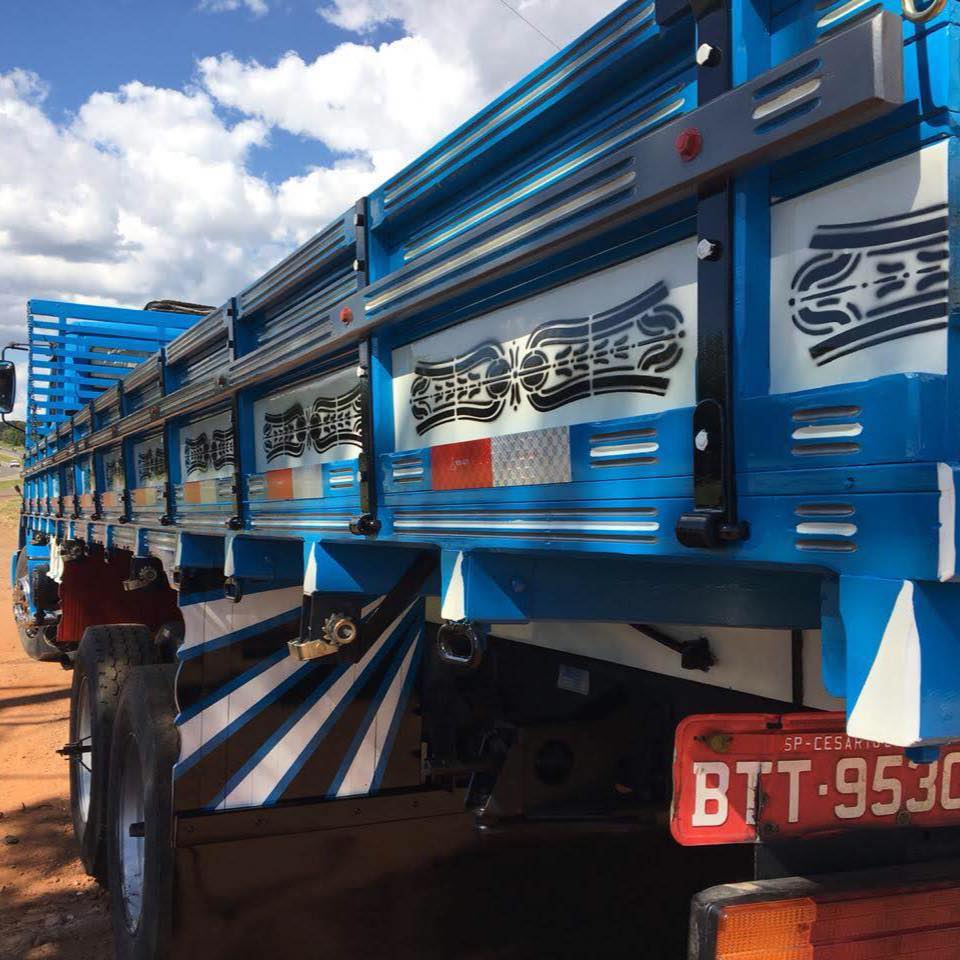 Carroceria azul e branca
